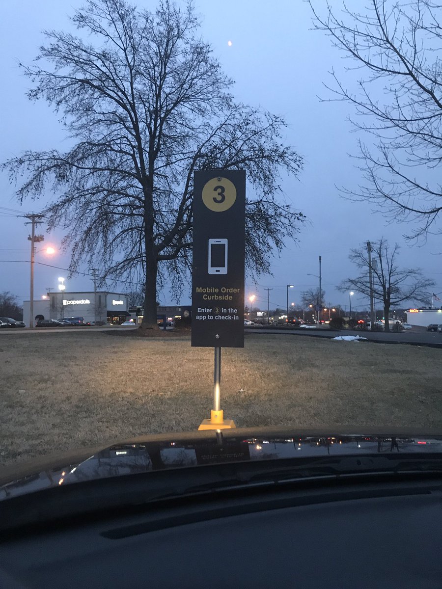 greatjava's tweet image. Curbside orders. Where you wait twice as long than drive-thru everytime. 14 minutes and counting... not “fast” food @McDonalds