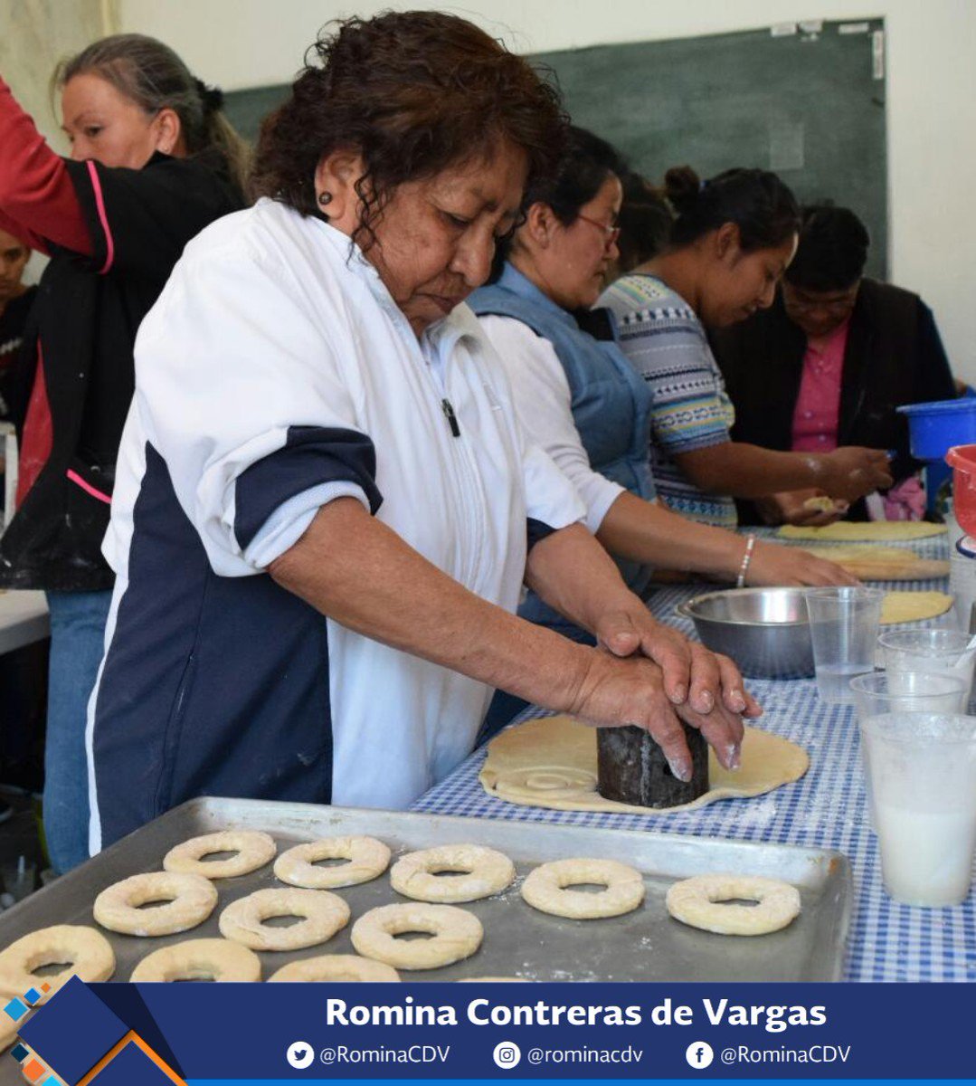 RominaCDV's tweet photo. Mujeres de la comunidad de #ElHielo, aprendieron a elaborar donas, gracias al apoyo del Instituto #Corbuse. https://t.co/PMkFrGsQiv