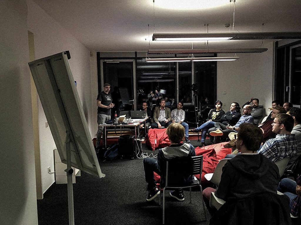 CAMAO_one's tweet image. Das schöne beim #frontendrheinmain-Meetup ist nicht das Teilen von Wissen sondern auch alte Kollegen wiederzusehen. Danke an dieser Stelle an @netzartist. :)