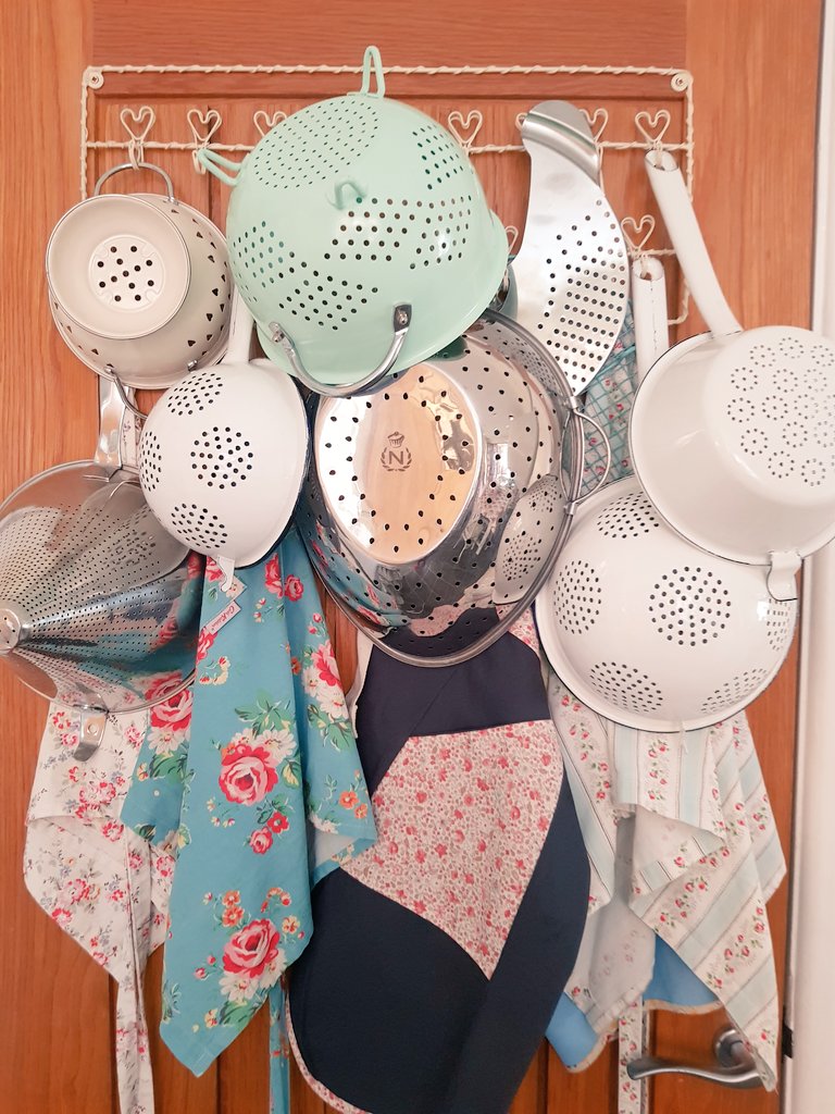 carmela_kitchen's tweet photo. Show me yours if I show you mine 🤫 #colanders https://t.co/lWmKkA5Z6m