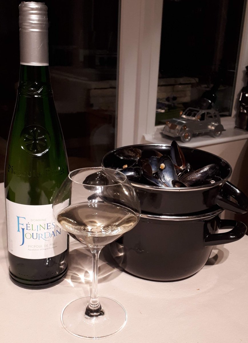 @ukwinehour <a href="/picpouldepinet/">Picpoul de Pinet</a> <a href="/VinsduLanguedoc/">Vins du Languedoc</a> <a href="/felinesjourdan/">Jourdan Claude</a> was perfect with mussels, if anything it brings more 'sea' to their flavour. I really enjoyed this, it was like being back in the sunny warm South of France instead of the UK wet winter #ukwinehour #picpouldepinet