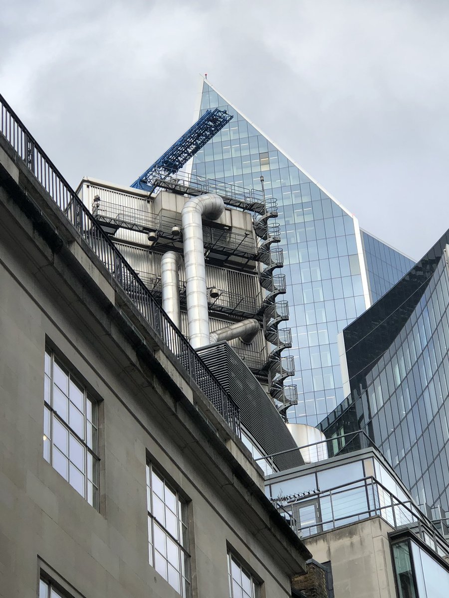 My favourite building in London, being coy. #cityoflondon #architecture