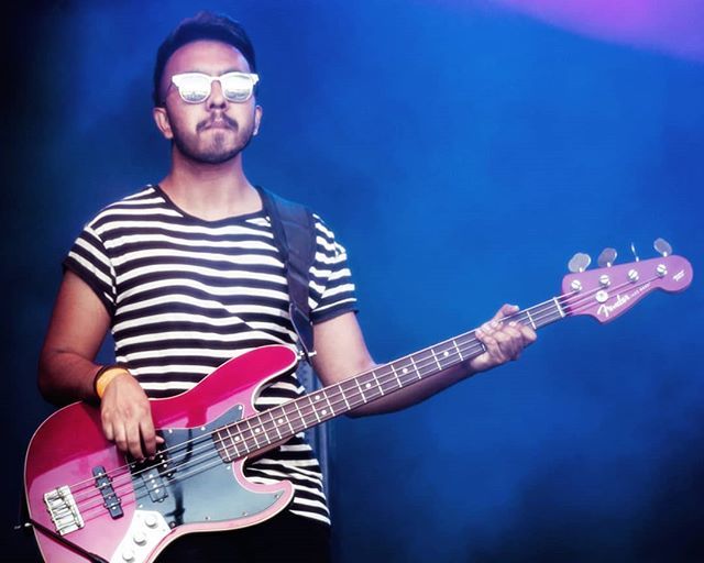 Resting Bass Face.

#live #music #livemusic #fender #jazzbass #bass #bassist #colourful #blue #purple #red #stripes #summer #festival #mirror #sunglasses @genesisconnected_ @corrinewestphotography ift.tt/2EnJ8yC