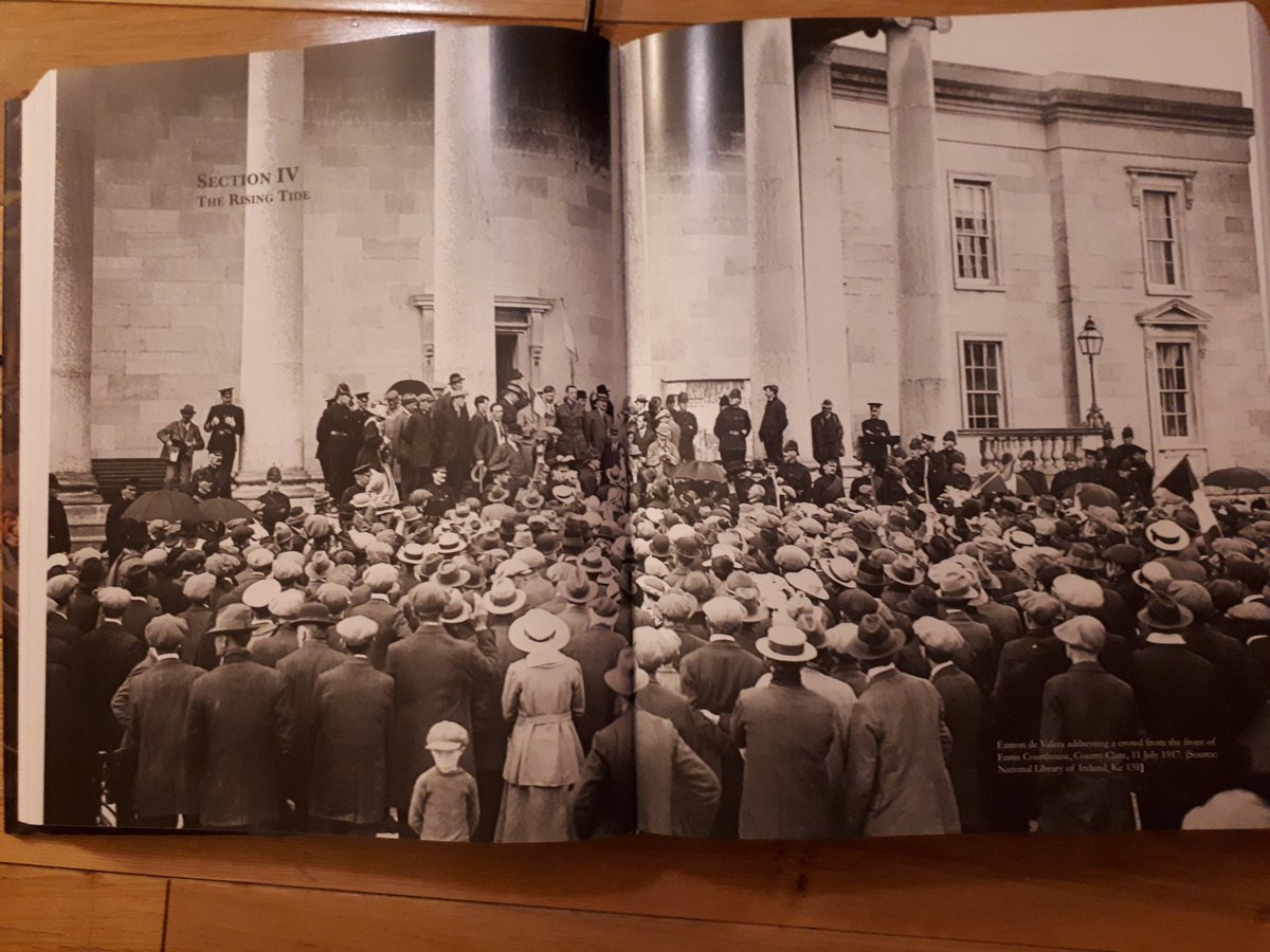 #EamonDeValera addressing a crowd from #Ennis Courthouse on  11 July 1917. The Rising Tide. 
From #AtlasoftheIrishRevolution  @muirioch