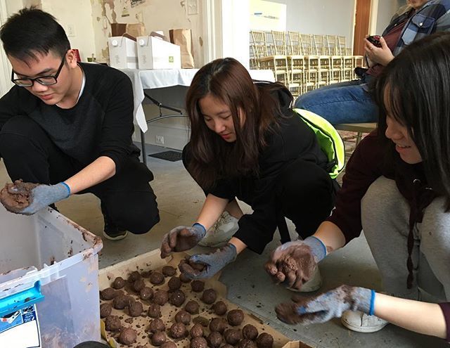 Huge thank you to all of our volunteers who came out to our Day of Service on Monday and helped sharpen tools, build a new compost system, and create seed balls. We are extremely grateful for your help. #volunteer #dayofservice #urbanfarming #baltimore ift.tt/2SgYWXF
