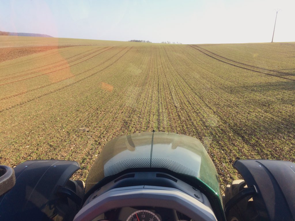 bigard_q's tweet image. Aujourd’hui roulage des escourgeons #Etincel un peu claires. Semis de début octobre et levée mi-novembre ! Avec un bon tallage, ça devrait quand même le faire ! Et ça, à l’#Autoguide, dur de s’en passer maintenant ! 😀🌾🌱🍺 #CeuxQuiFontLaBière