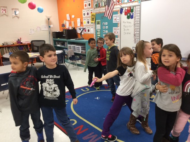 kpeepsonline's tweet image. Today we did musical mix and freeze and group.  #Gobeyondlampasas #gearinguptce @lead4ward @LampasasTCE