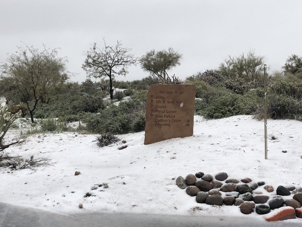 azlocal_lindsey's tweet image. Arizona weather in Carefree. What is happening?! #snowinaz #azweather #azcentral #fox10 @azcentral @FOX10Phoenix