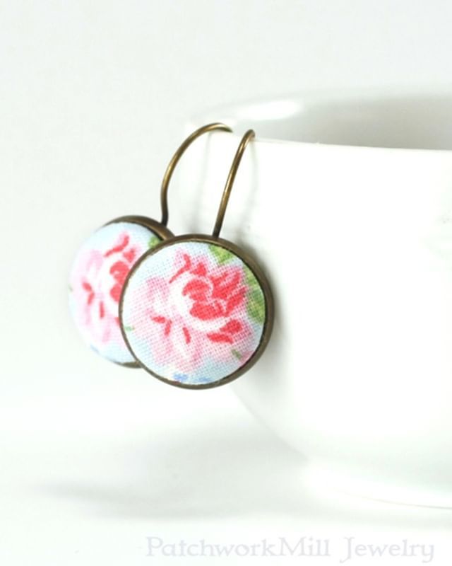 PatchworkMill's tweet image. Shabby chic roses, I love all of them. 🌹 🌹 🌹  etsy.com/patchworkmillj… 🌸 🌸 🌸 #earrings #earringaddict #fabriclove #antique #buttonearrings #wedding #giftforher #retrolook #quiltersofinstagram #cottagestyle #rose #bridal #shabbychic… ift.tt/2ItR1Xs