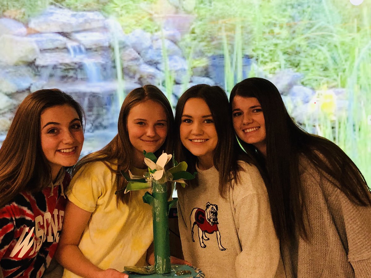 CaraSyers's tweet image. This week in Bio Lab...building plants adapted to specific biomes using recycled household junk.  A few of the champions!  #arapclassrooms2018