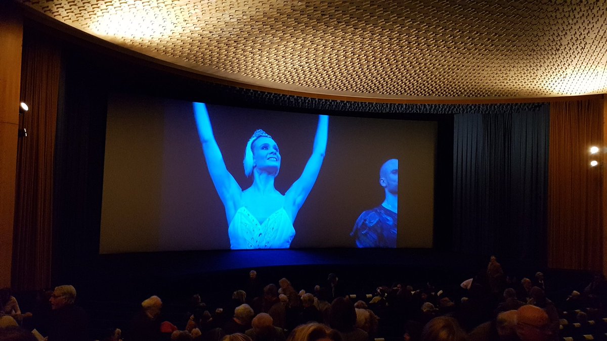 fracinema's tweet photo. #LacDesCygnes depuis @operadeparis au cinéma 
Fin du live et applaudissements nourris à l Ugc Normandie 
Prochain direct le 16 avril #LadyMacbeth https://t.co/h2bV1Vt8tB