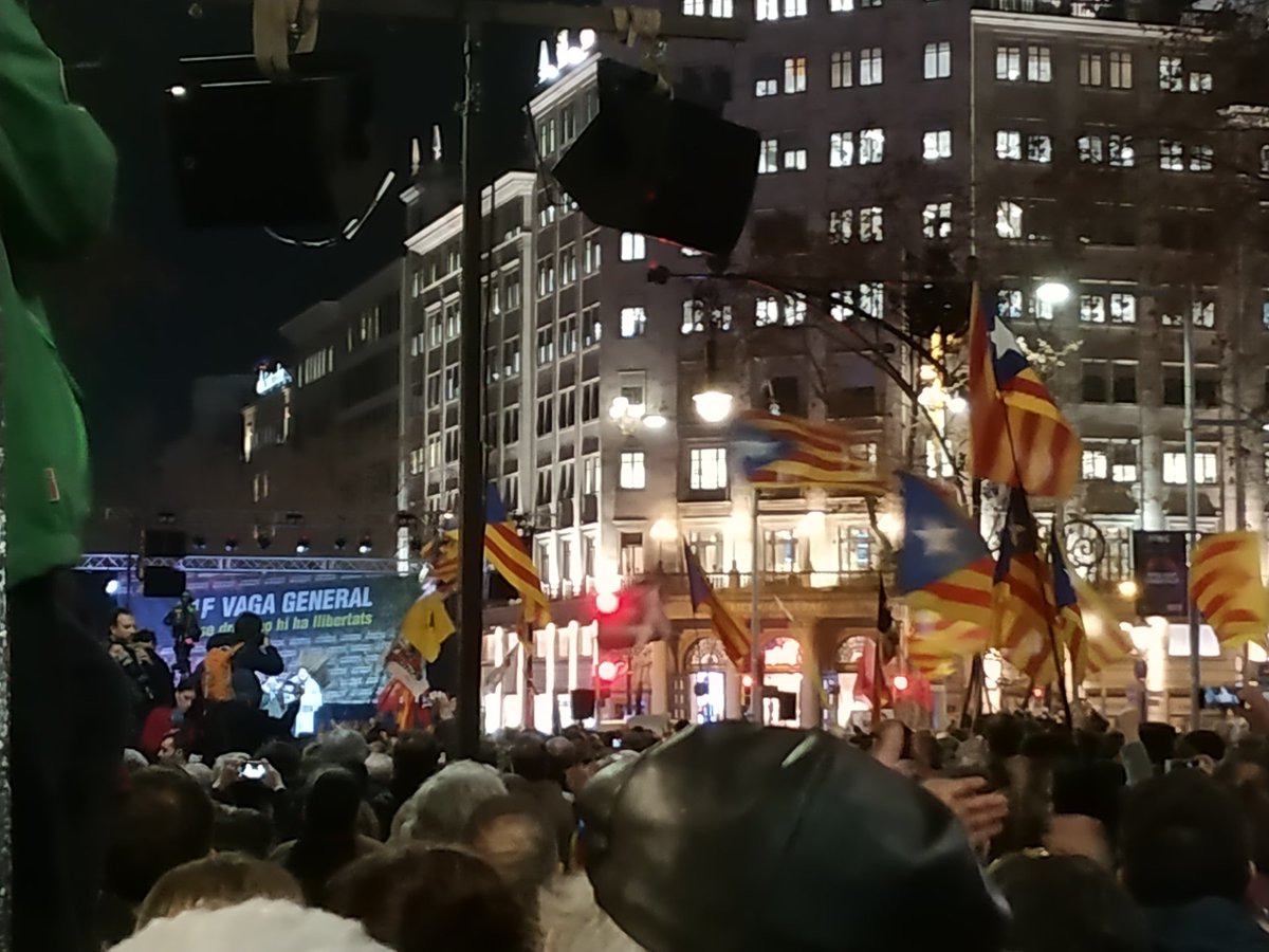 Si nosaltres no tenim por, vosaltres no teniu poder. 
👉Som un poble alçat i organitzat.
👉Des del matí fins el vespre hem estat al carrer. 

🤜NO al #judiciFARSA

✌SÍ #RepúblicaCatalana 

#VagaGeneral21F 
<a href="/CDRCatOficial/">CDR Catalunya #RevoltaPopular 🔥</a> 
<a href="/CDRMediterrania/">CDR Mediterrània</a> 
#CDRenXarxa 
#llibertatpresospolítics