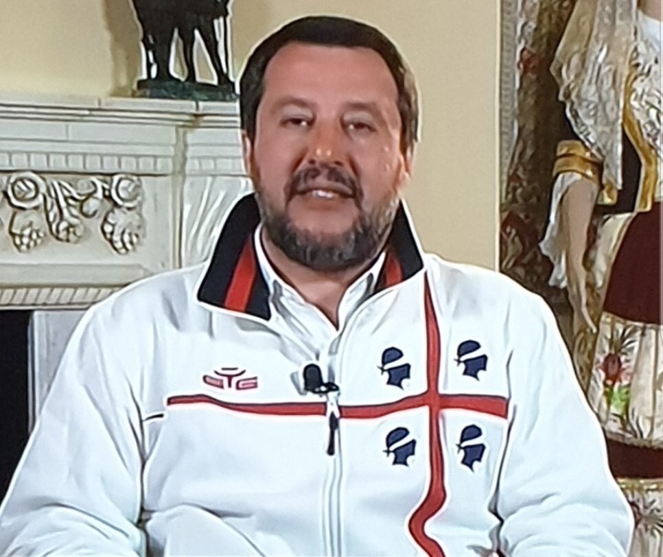 Io mi chiedo cosa ci fai con la nostra bandiera nel petto, dopo che ci hai definito terroni, pastori che puzzano di capra, forse I nostri voti non ti fanno schifo, spero che i miei corregionali non ti votino non meriti niente, io come tanti altri non dimentichiamo, sei un nemico