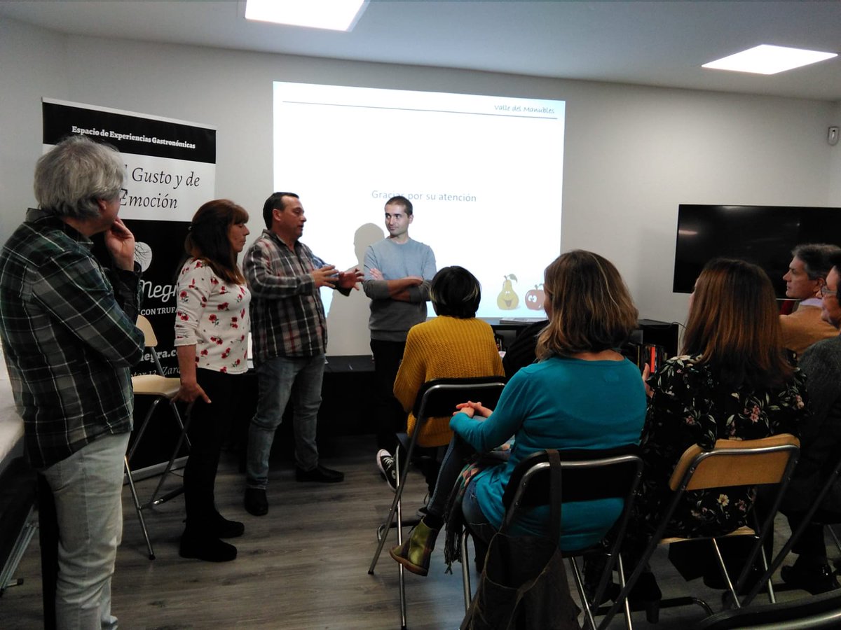 #SaltamontesBio habla de su fruta #ecológica al sector de la #restauración aragonesa en la cata de fruta en la cata de fruta de la #Lascanegra
Eduardo Comín nos ha preparado unos deliciosos platos con las variedades de nuestras frutas