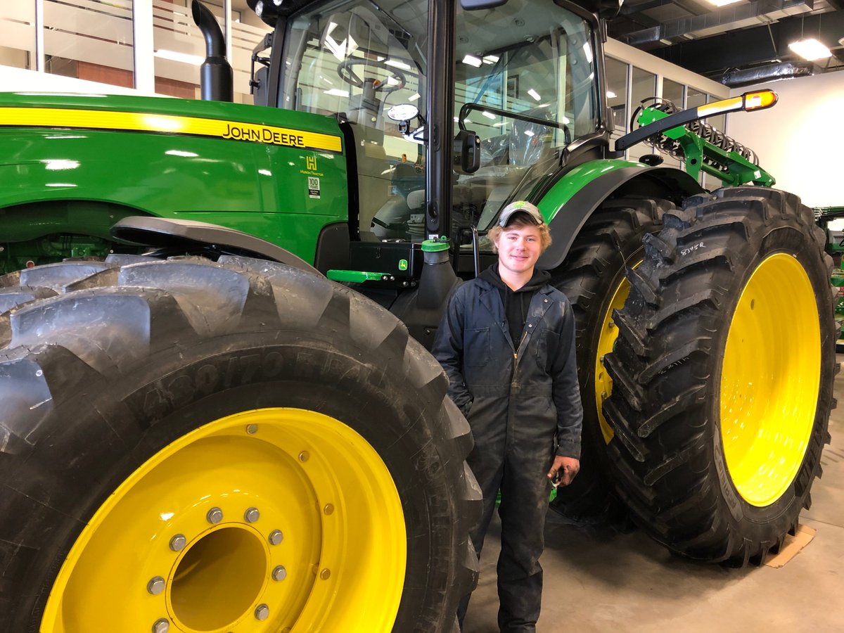 SkillensClass's tweet image. This farm kid is right at home @HuronTractorLtd for his co-op placement! #AgFuture #OYAP @stannescss @steiner1606
