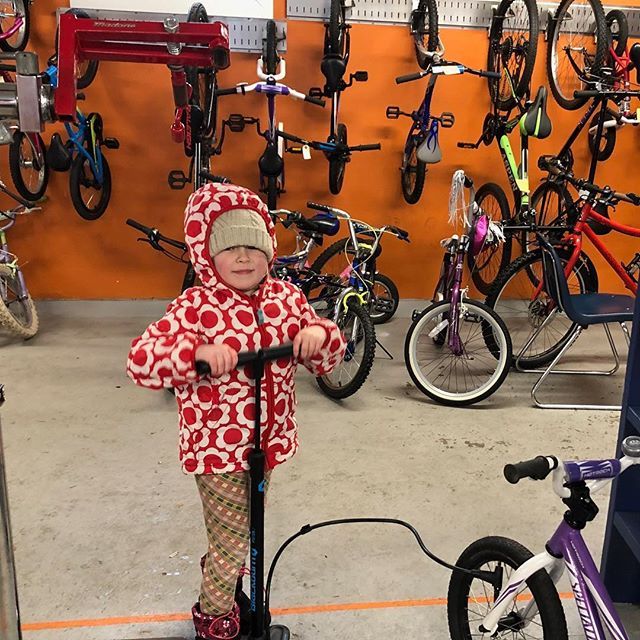 elgruponorte's tweet image. Someone just scored a sweet new-to-her bike from our library on her birthday! Happy birthday, kiddo.🎉🎉#bikelibrary ift.tt/2XiMYQT