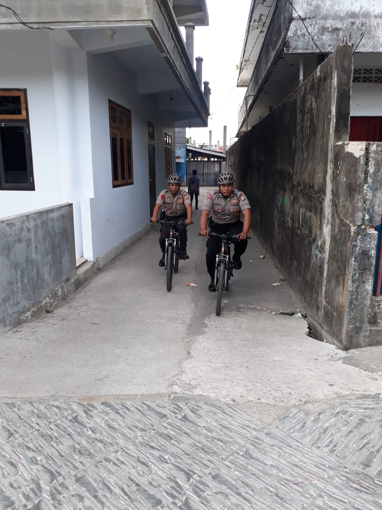 DirektoratM's tweet image. Patroli sepeda Dit Samapta Polda Maluku, dengans sepeda para anggota bisa menjangkau lorong-lorong kampung yang sulit di jangkau oleh kendaraan R2..yang akan lebih efektif dalam pemantauan Kamtibmas dan memberikan rasa aman kepada masyarakat

#savepolri #perintis #raimas