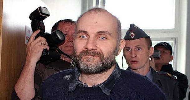 1) Vous ne le connaissez pas ?Il s'agit de Anatoly Moskvin, un russe assez connu pour deux choses. C'est un auteur plutôt connu et il a commis un acte... Assez étrange.Un jour, des policiers viennent chez lui pour lui demander des conseils. Mais quelque chose les attire