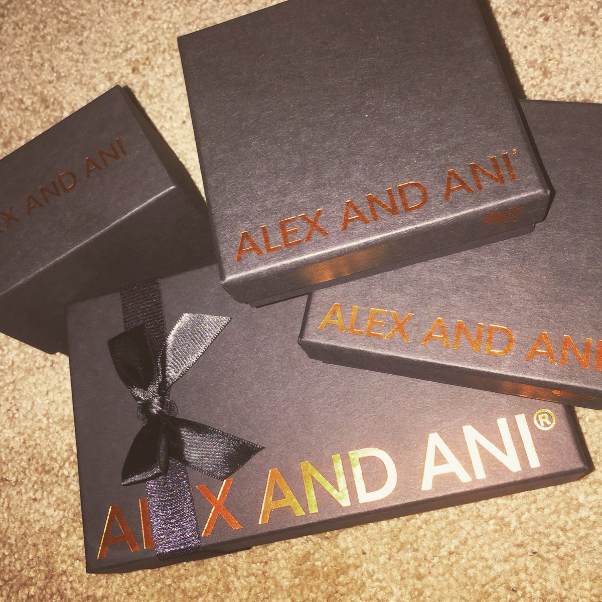 templeuni's tweet image. Giving out 4 @alexandani treasures tomorrow throughout the day... STAY TUNED💸📍