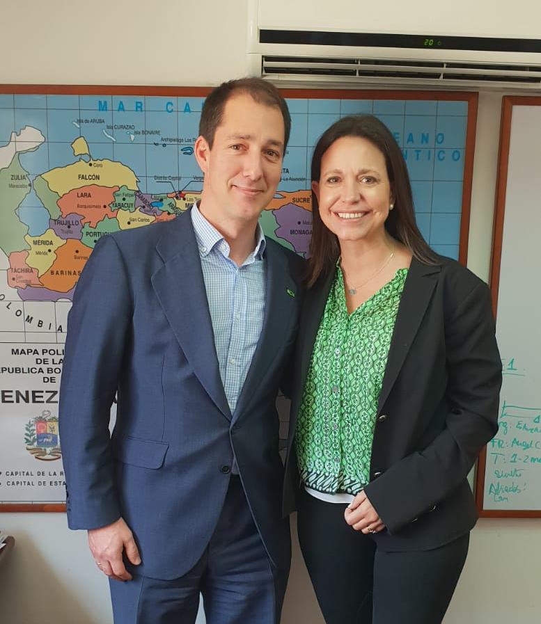 📣🇻🇪 VOX se ha reunido hoy en Venezuela con los principales líderes opositores horas antes de su salida hacia Cucuta. 

En la imagen, nuestro vicepresidente @vicpiedra con @MariaCorinaYA, líder de @VenteVenezuela, héroe de la resistencia, castigada y perseguida por Maduro.