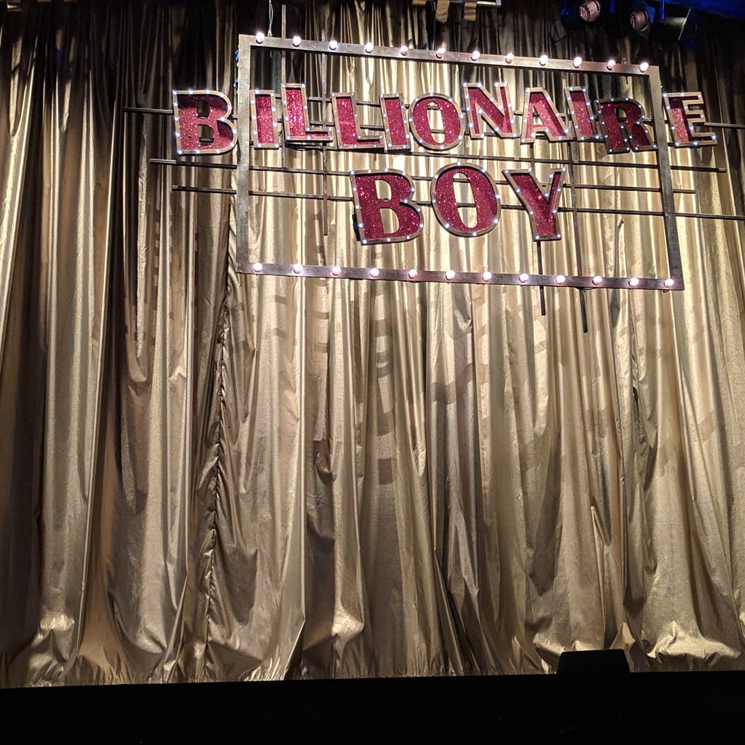 ShellB_Official's tweet image. Tonight we saw @davidwalliams Billionaire Boy at the @BelgradeTheatre Grest show,  great cast WE LOVED IT! Jaxons super happy with his Bumfresh 😂