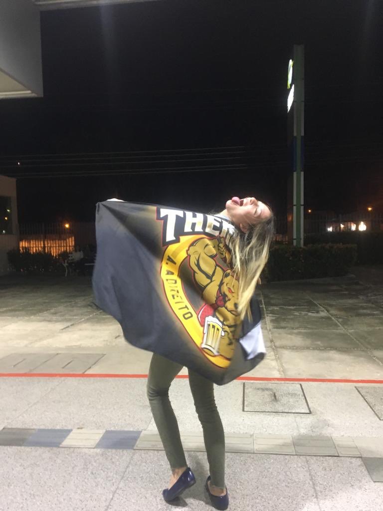 amelialexsia's tweet photo. tentativas falhas de tirar foto com a bandeira da atlética https://t.co/WseaKzxYWW