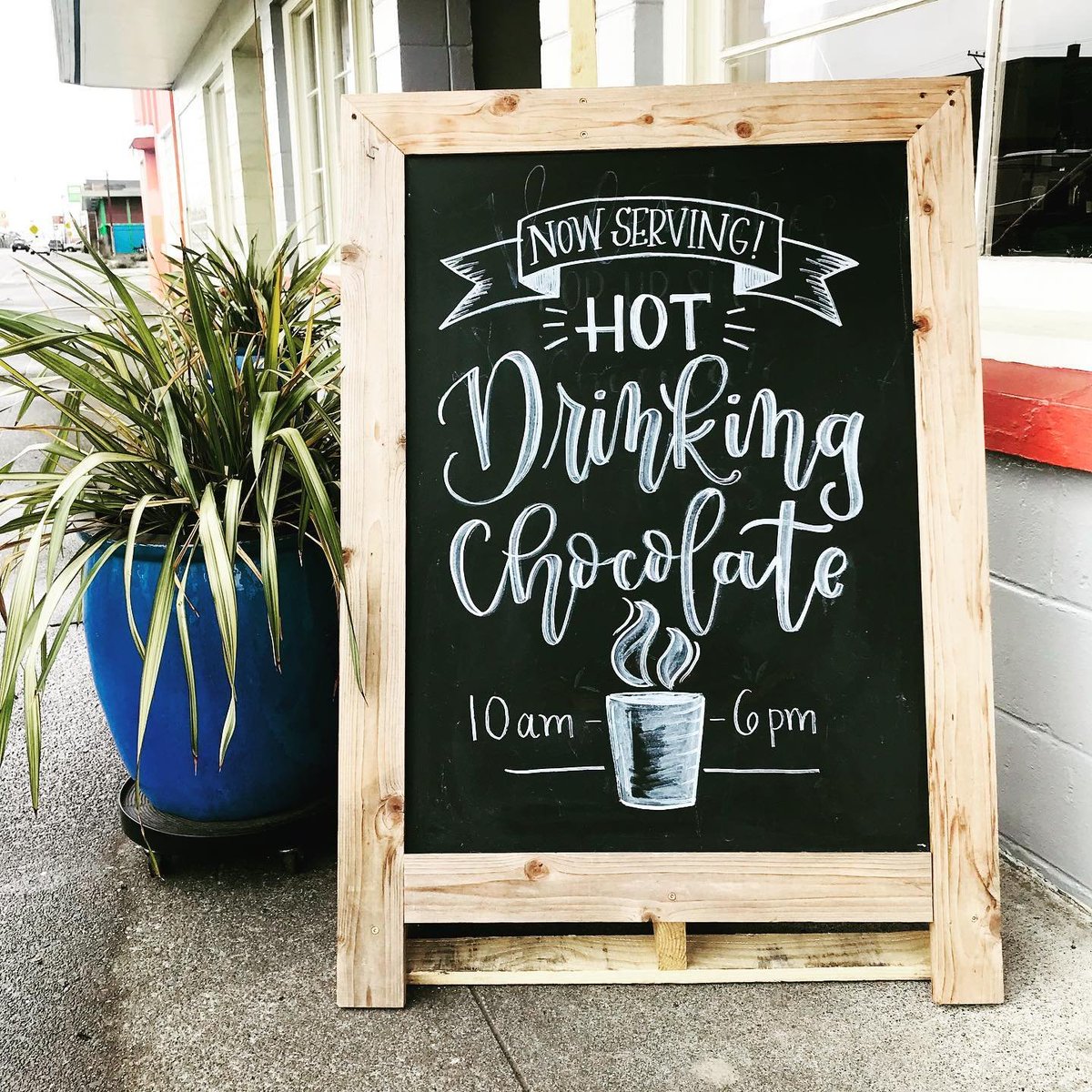 CedarMarkers's tweet image. #Repost: @brismoderncalligraphy
.
Sometimes when you wing it on a piece and literally spend 20 minutes creating it....... it turns out just as good as the ones you put HOURS into. 🙄 #chalksign #streetart #drinkingchocolate #sandwichboard