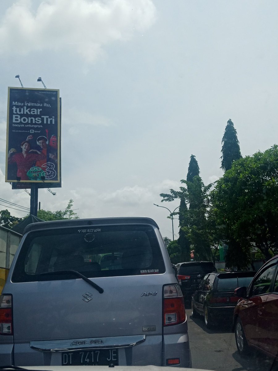 king_gresik's tweet photo. @e100ss Dari arah Terminal Bunder - Pertigaan Tol Kebomas padat akibat volume. Ada apa gerangan kok banyak truk di hari minggu? https://t.co/pM0uxUpeL6