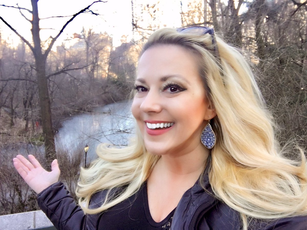 RachelVegasTV's tweet photo. Same pose, new location. 😉
Love this city...there’s beauty everywhere but Central Park is always my favorite. ✨💕🌃 #GoodAssignment #NewYork @morefox5 @fox5vegas #CentralPark @FOX5Vegas https://t.co/p37TNBM2gY