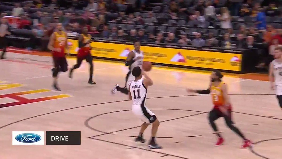 Running the break 💨  #GoSpursGo https://t.co/UrX2Omxxu1