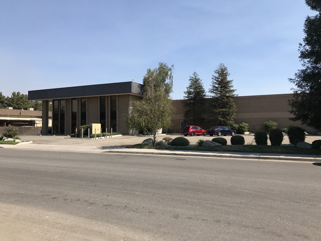 Turtle_Iman's tweet photo. FOR LEASE or FOR SALE (Seller is Willing to CARRY) 
5409 Aldrin Ct, Bakersfield Ca. 93313 

Industrial 1 Space$0.85 NNN VIEW SPACE 19,289 SF Avail   1.85  Acers   ( negotiable ) it’s a great location. Please call me at 818-355-3122, or email me at imanhaddad@firstamercianwl.com https://t.co/fvaGWgbosJ