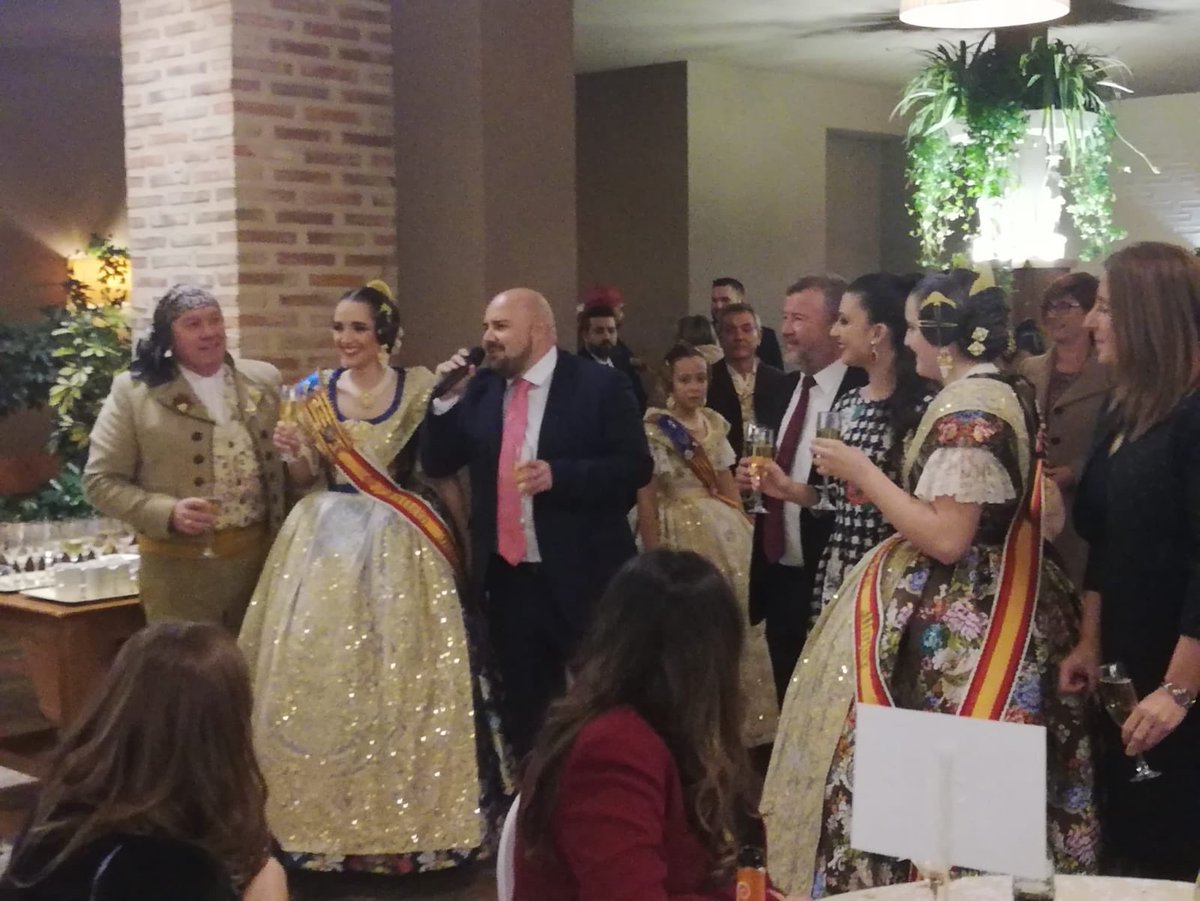 AjGilet's tweet photo. Hui estem acompanyant a les falles de @FallesSagunt i a la nostra @FallaDeGilet al #SopardeGermanor

#Falles19, #fjfs, #fallessagunt https://t.co/2UDpOQ5ENy