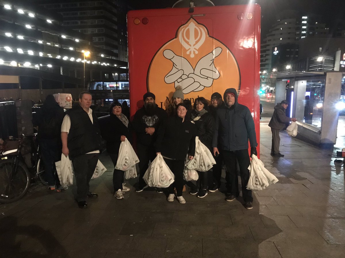 KiranBhogal1's tweet photo. CEC Colleagues has an Inspirational evening handing out bags of essentials to the homeless in Birmingham City Centre @mycooplife @mycoopfood @MartynCheatle @crute_k @MikeTaaffe @martin_tipping @CoopElaine #beingcoopy @Ruscoeshani https://t.co/v7G0D0Oz3i