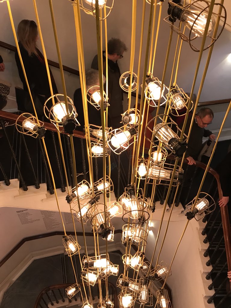 renee_donlon's tweet photo. These lights. Striking. #theoldvic #TheAmericanClock #arthurmiller #sethumor #lightinglaughs https://t.co/up4XDuJMrY