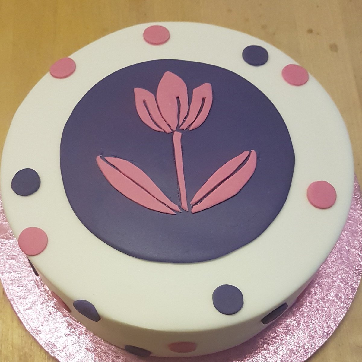 CakeHenleys's tweet photo. Sponge cake made and decorated for raffle prize @DorothyHouseHC  #fundraiser #hospicecare #raisingmoney https://t.co/nEq62JhBWq