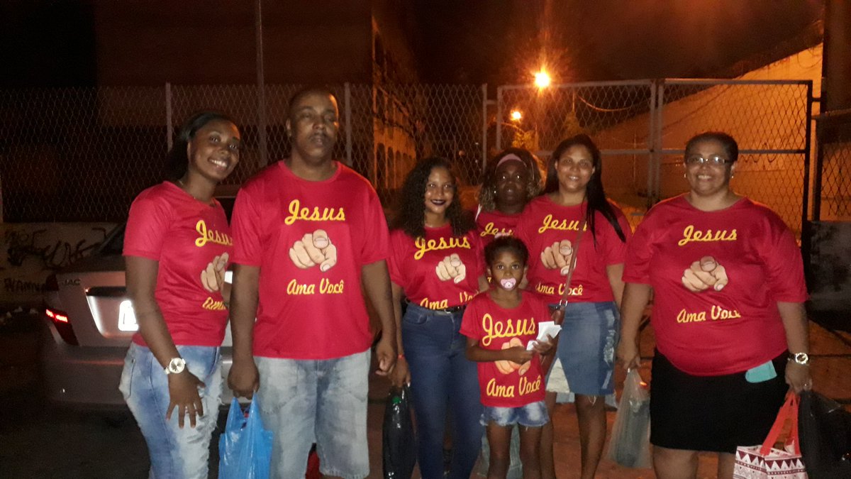 natalia_hardman's tweet photo. Distribuímos um pequeno lanche para os moradores de rua, não foi muito, mas foi de coração.. Toda honra e glória á ti Deus! #ProjetoIde #JesusAmaVocê #DeverCumprido #Gratidão #JesusÉODonoDoLugar 🙌🏽💘💫 https://t.co/OWnl8fJi9V
