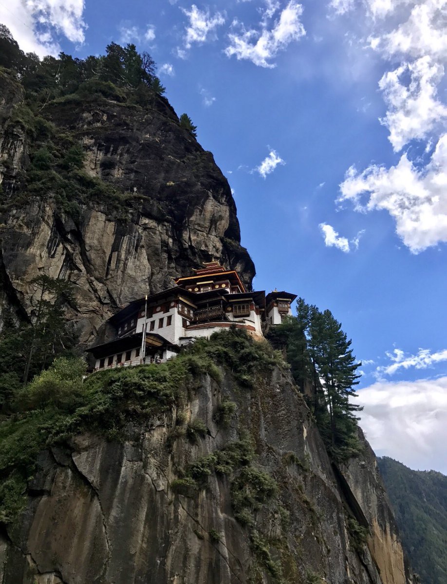 Je zult maar in oktober met Leo Bormans en een groep geluksvogels naar Bhutan gaan. Er zijn onverwacht wat plaatsen vrij gekomen dus als je mee durft naar het land van Bruto Nationaal geluk en het Tijgersnest...let me know! #onceinalifetime #bhutan #Happiness