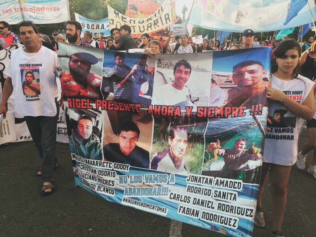 Pasaron 8 meses desde el día que se hundió el #Rigel 

Aún hay 8 trabajadores desaparecidos en el mar.

Hoy marchamos para pedir #quebajenlosbuzos