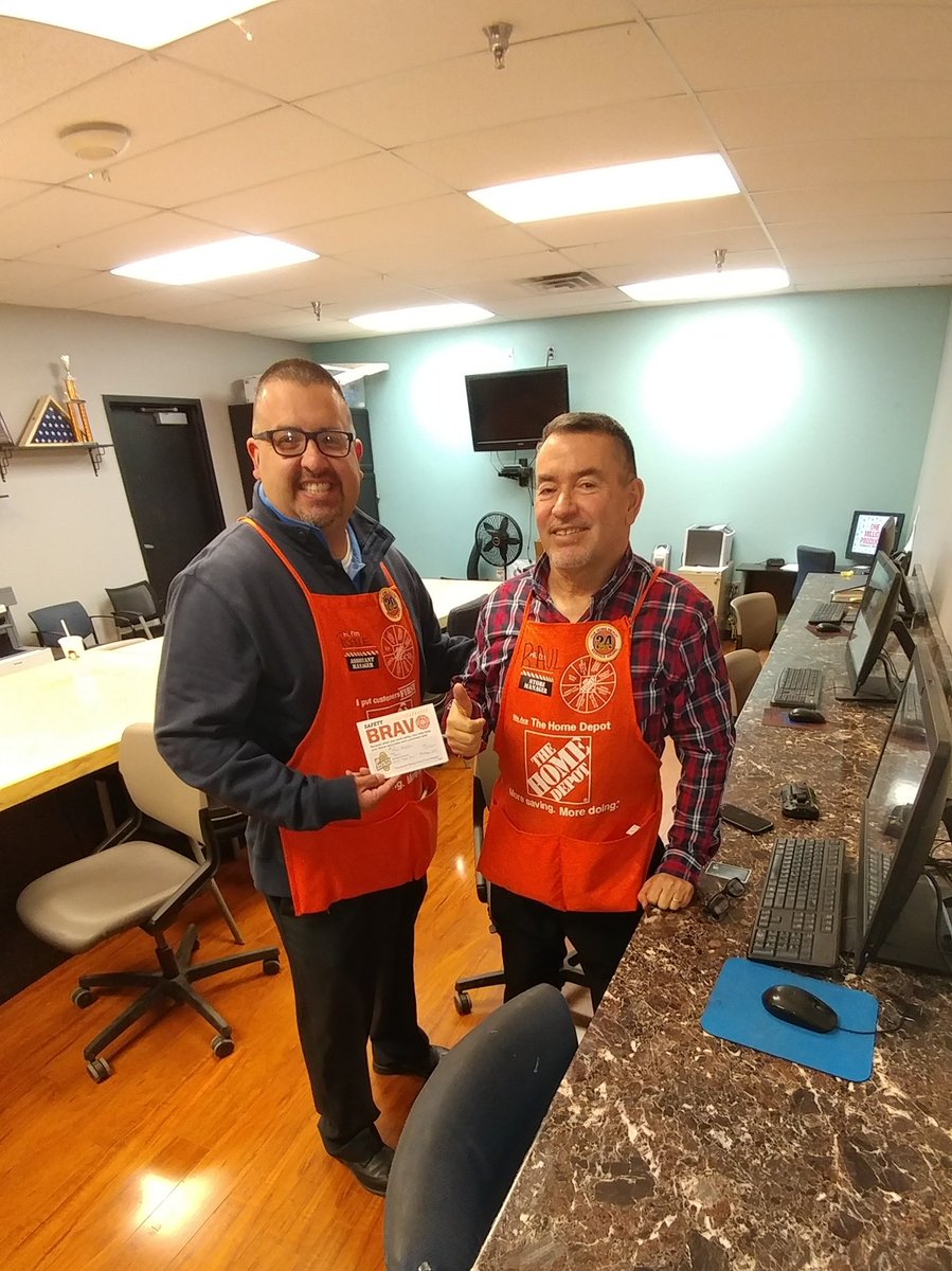 Rene ASM giving a BRAVO to our Store Manager for going 199 days safe and counting !! Teamwork! East side Pride! <a href="/raul_moralez2/">Raul</a> <a href="/2921073c19df4b9/">Rene Marquez</a> @BigOsSimplePlan <a href="/solymar005/">Marisol Cabrales-Parra</a>