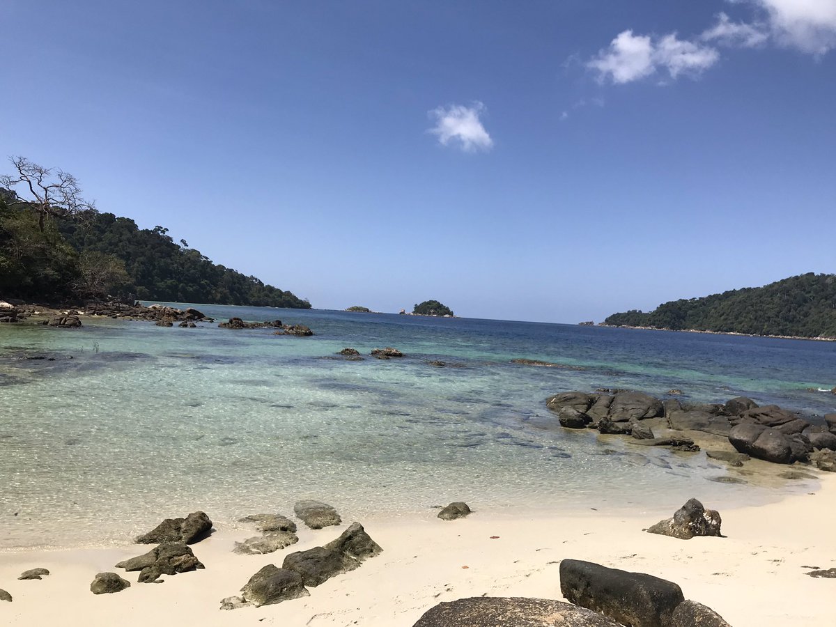 Rie_Azhari89's tweet photo. Sunday 03.02.2019 #goasean #RieWasInKohLipe #shortescape #bagpackers - Island hopping & snorkeling, Koh Dong (Monkey Bay) https://t.co/pqW6rheo7b