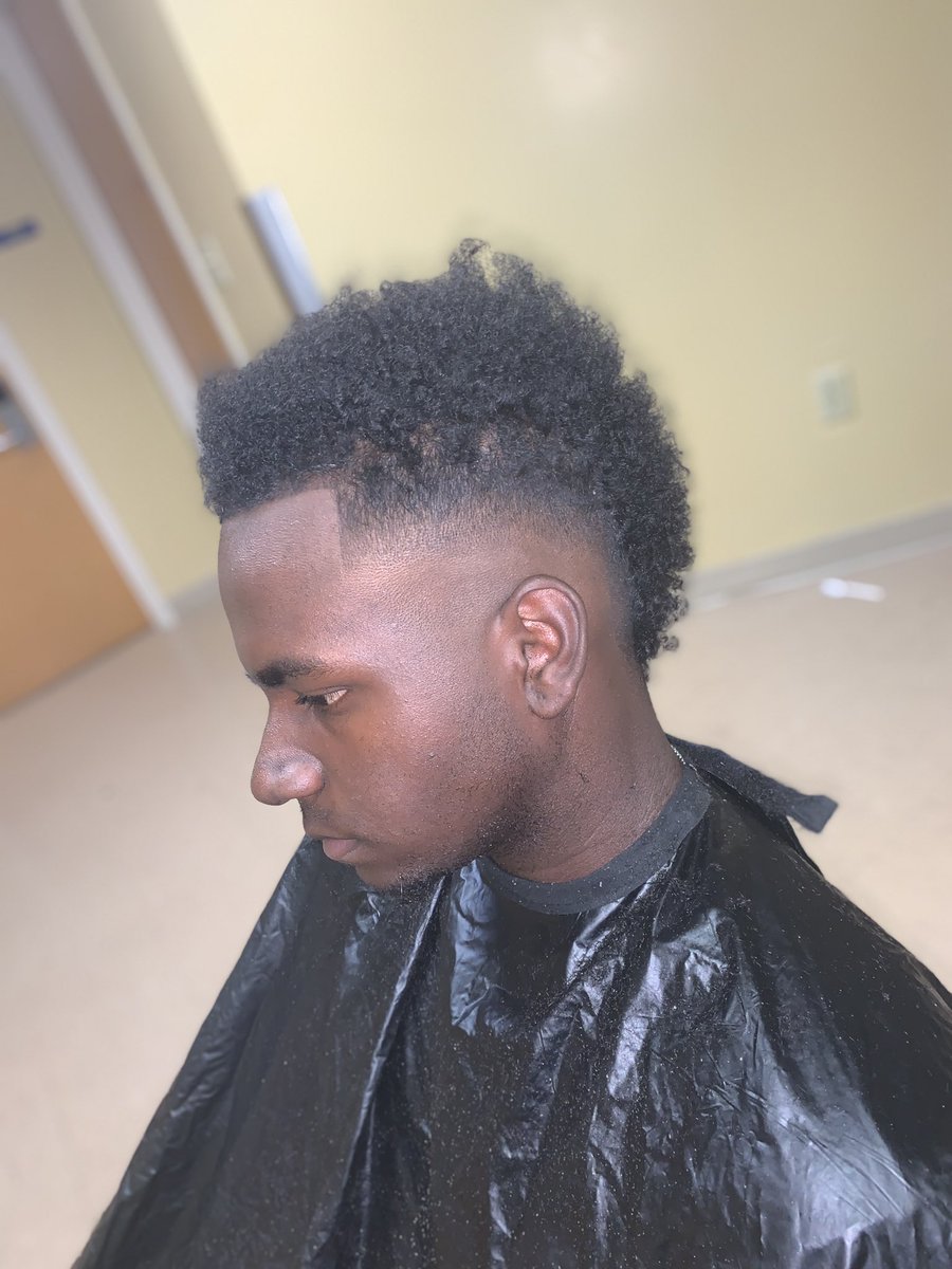 urboydlo's tweet photo. I’m a 18 year old student barber that attends SU and tryna get my clientele up a simple retweet can lead to my next customer #SU22 #SU21 https://t.co/vLWCnJR03d