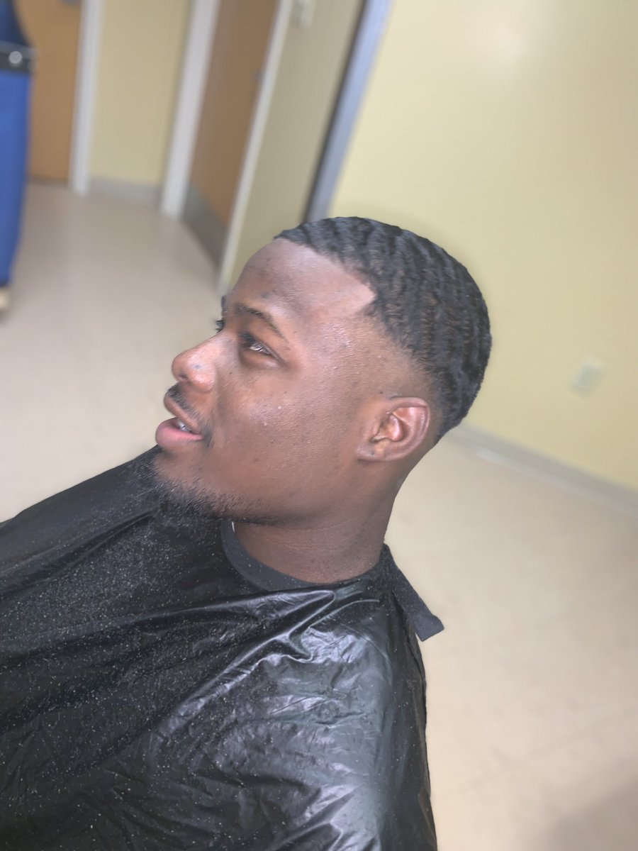 urboydlo's tweet photo. I’m a 18 year old student barber that attends SU and tryna get my clientele up a simple retweet can lead to my next customer #SU22 #SU21 https://t.co/vLWCnJR03d