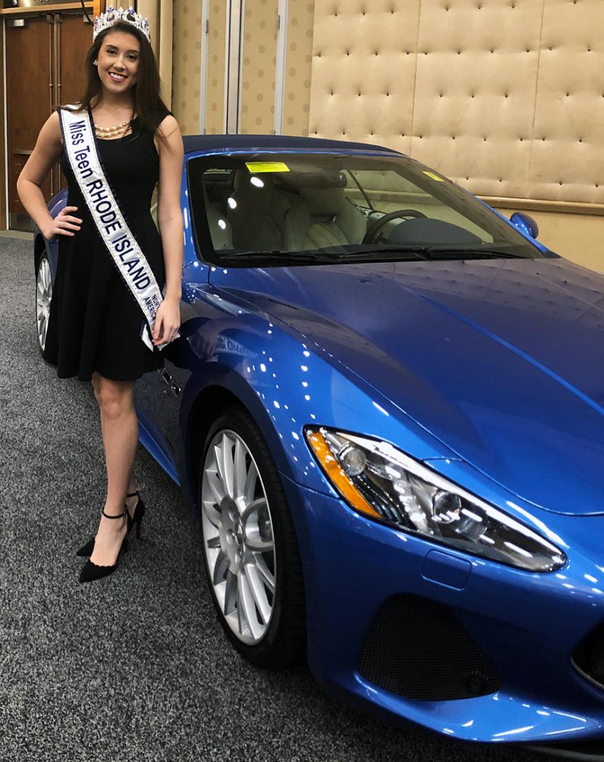NEAutoShow's tweet image. Miss Teen Rhode Island, @giannampaul , is a fan of this blue #Maserati GT #Convertible! #ProvidenceAutoShow