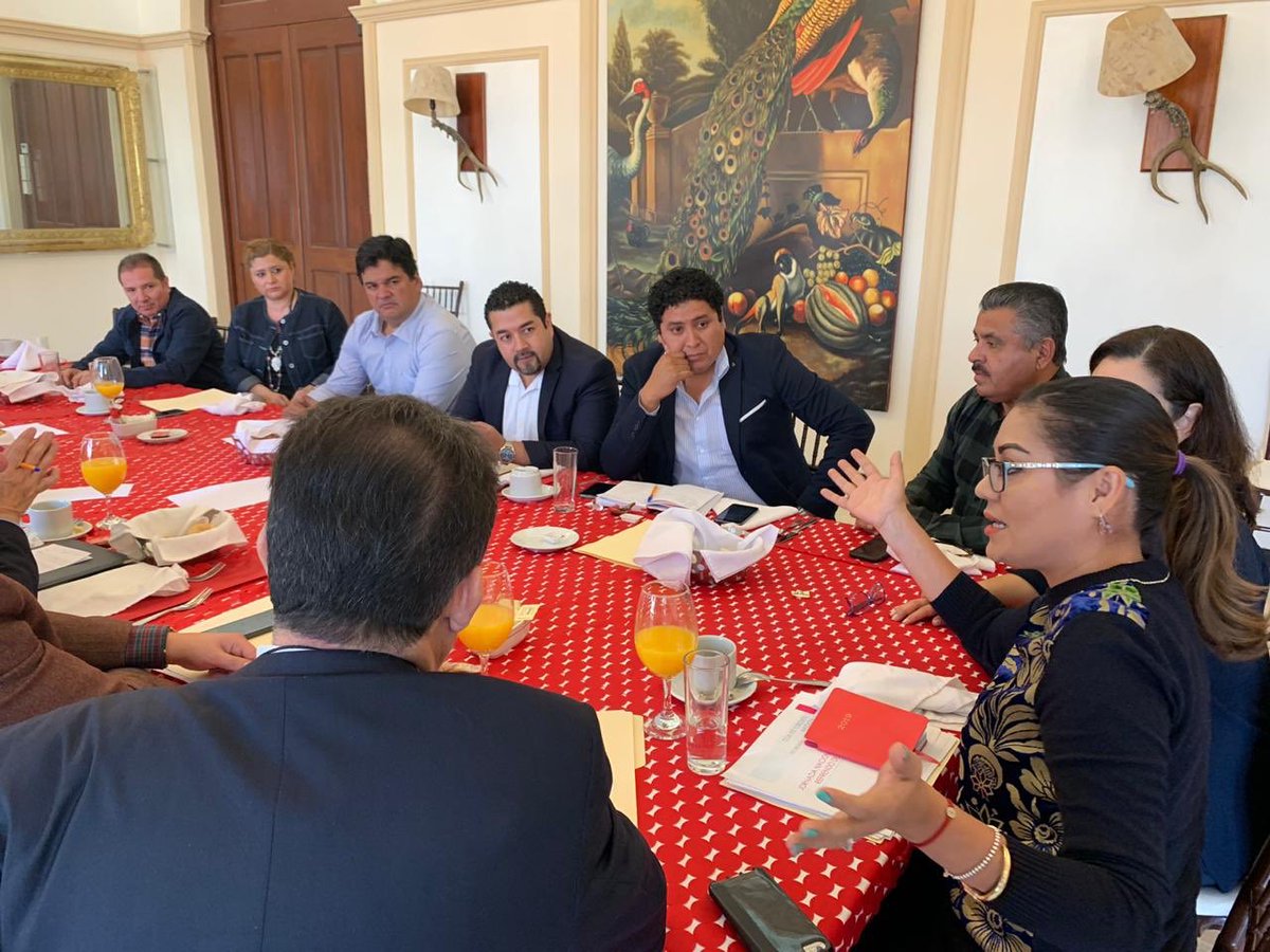 MaricelaMVS's tweet photo. Nuestro partido se renueva y se prepara para enfrentar los nuevos retos! En apego a nuestros estatutos se realizó reunión de trabajo para que, de manera libre,lo alcaldes priistas nombraran a su Coordinador. Celebro la construcción de acuerdos y el reconocimiento a los liderazgos https://t.co/scM8JXsM0P