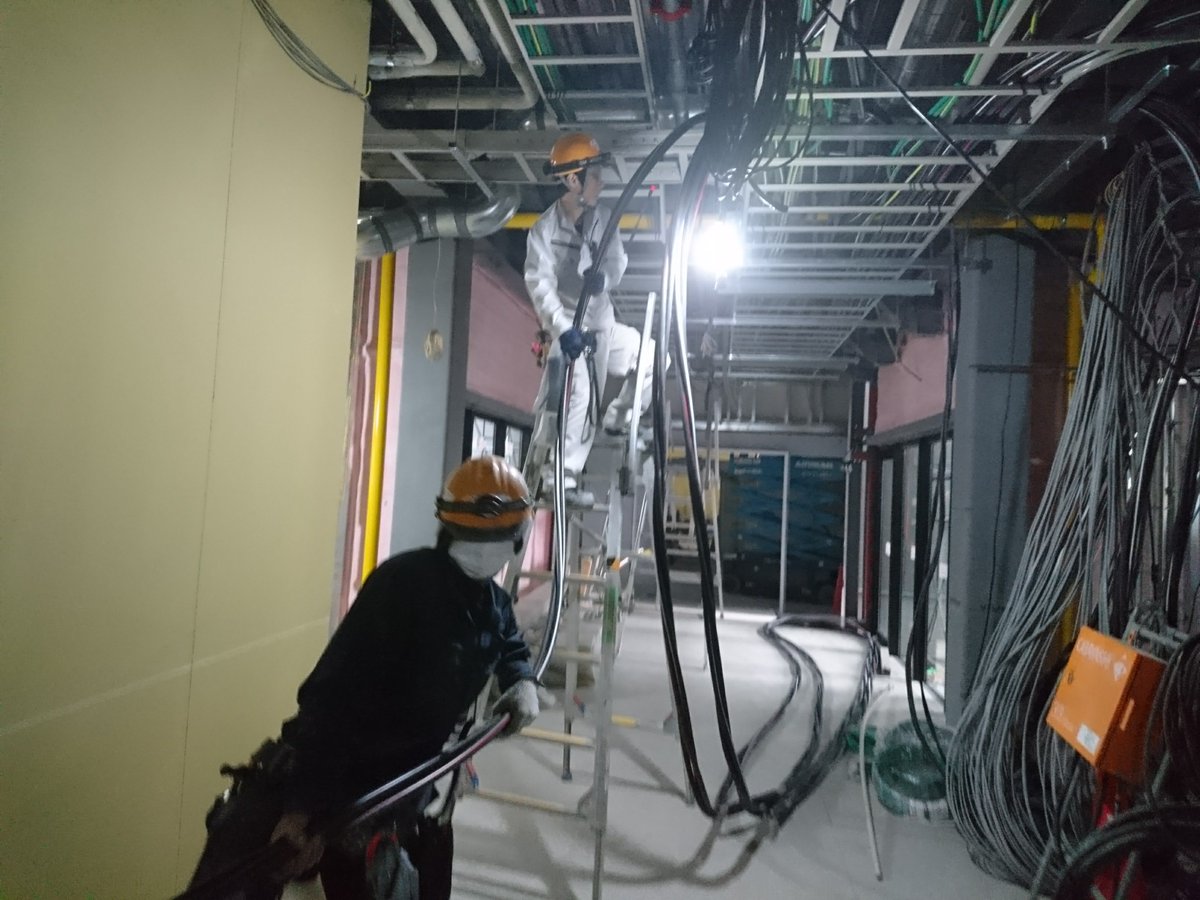 瀬戸電気 公式 自社近況 岐阜県 工場内事務所 18年11月 完工 人員と工具と知恵をフル回転して何とか完了 工期が無い中 重量１ｔ越え 全長２００ｍを超えるケーブルを パワーボールと８台とウインチ２台を駆使し 何とか敷設 まあ