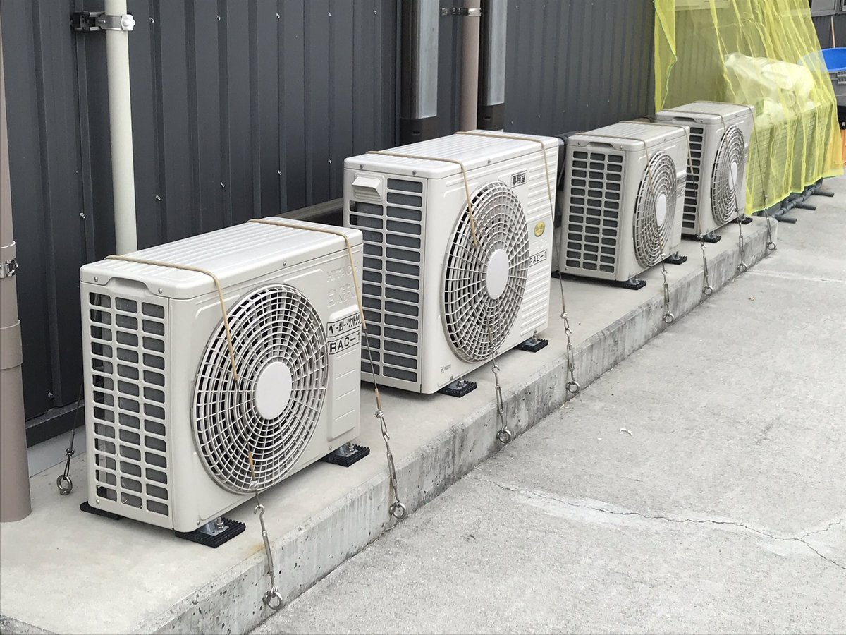 ここまで必要があるのかな？ それとも盗難対策か？ エアコンの #室外機