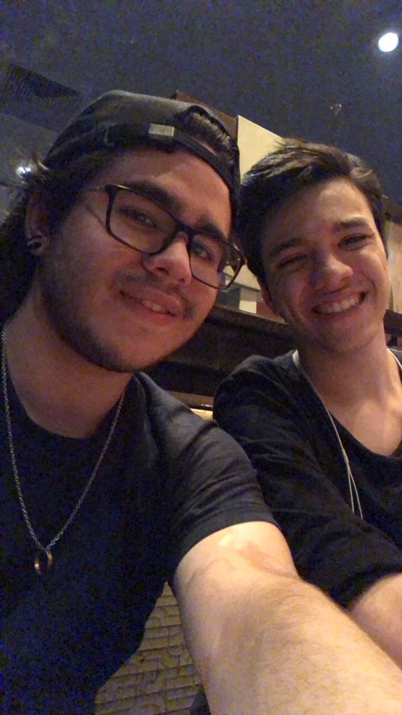 GuaxinimGamer's tweet photo. meninos felizes https://t.co/MAxSPDJDVS