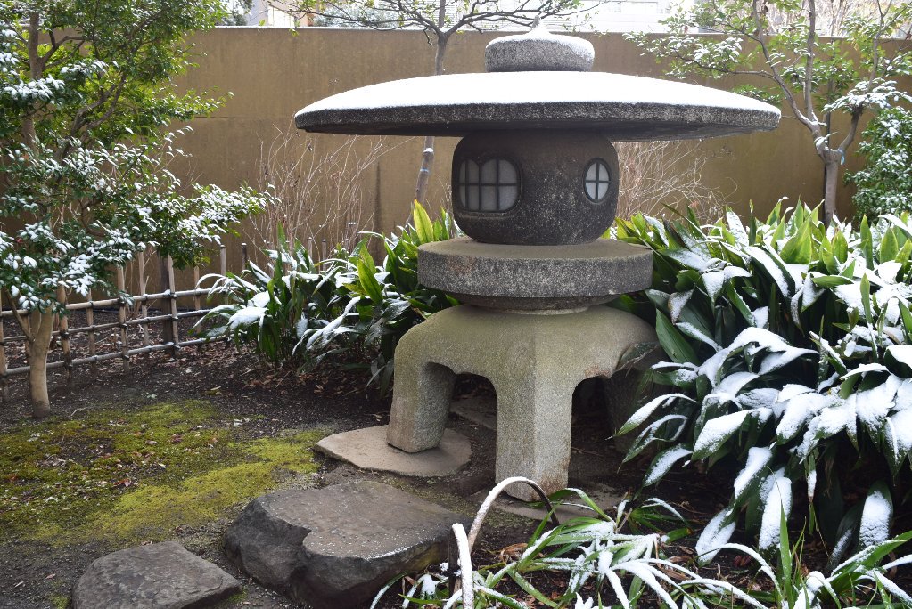 六義園 Twitterissa 庭門入ってすぐのところにある雪見灯篭に雪が積もっていました 雪見灯籠とは庭園 池を照らすために使われる灯籠のことです 陽が出てきてポカポカしてきたので 雪もだんだんと溶けてきました キラキラして綺麗ですよ 庭園 雪景色