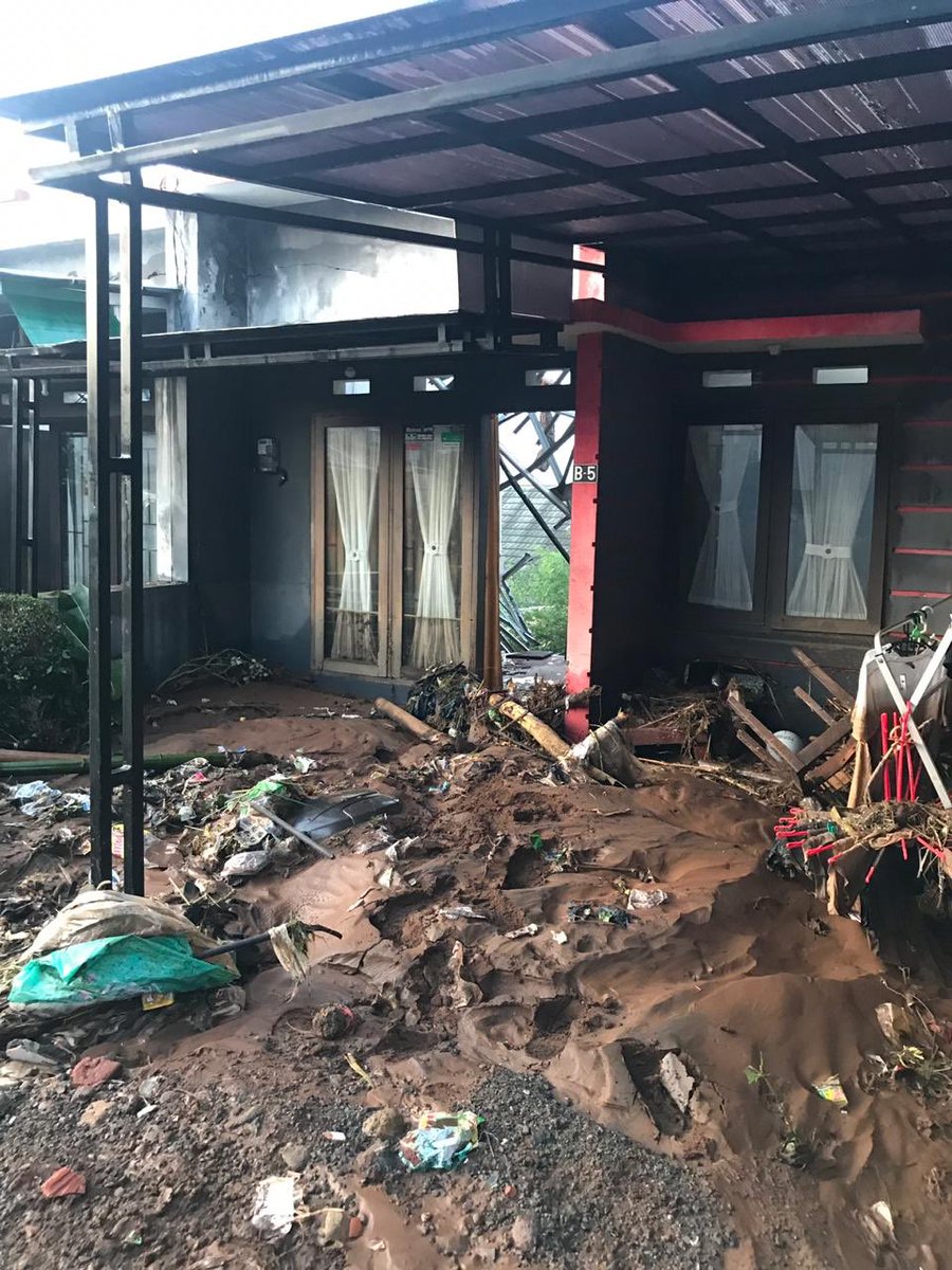 Skilas info . 
Terjadi banjir bandang d komplek Jati Endah Regency - Cijambe Ujungberung Bdg semalam sktar jam 10 malam, korban meninggal 3 org .
Mohon bantuannya untuk di evakuasi dan ditindaklanjuti .
Selalu waspada saat musim hujan
<a href="/infobandung/">infobandung</a> @RescueDamkarBdg @tct_bandung