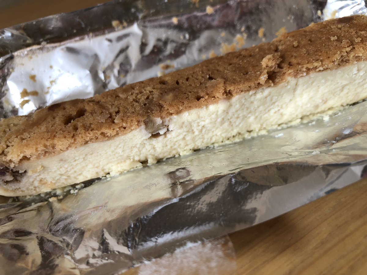 フラノデリスというお店で買ったバトンフロマージュが美味しすぎて昇天！プリンとかケーキとか色々あって、全部美味しいので、もし富良野に行くことがあればぜひ(*ﾟ∀ﾟ*)笑